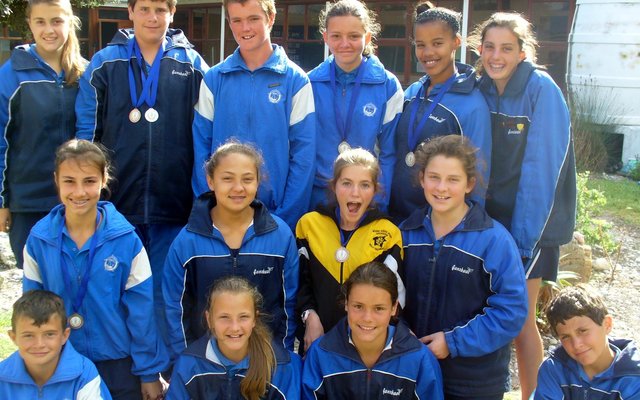  Voor vlnr: Jacques Augustyn, Caitlyn Otto, Marzhan Roux, Pieter du Toit. Middel vlnr: Fiona Fourie, Mari Carstens, Mikayla Martinengo, Jaun-Mari Booysen. Agter vlnr: Jannika van Niekerk, Niel Engelbrecht, Christiaan Groenewald, Jurinda Martin, Niveena Jantjies, Mart-Mari Koekemoer